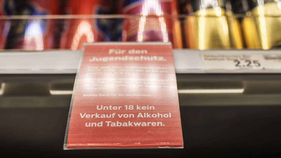 EINKAUFEN, EINKAUF, EINKAEUFE, LADEN, LAEDEN, EINZELHANDEL, COOP, SUPERMARKT, LEBENSMITTEL, LEBENSMITTELGESCHAEFT, GESCHAEFT, SCHILD, WARNHINWEIS, HINWEIS, UNTER 18, ALKOHOL, KEIN ALKOHOL, KEINE TABAKWAREN, TABAKWAREN, JUGENDSCHUTZ