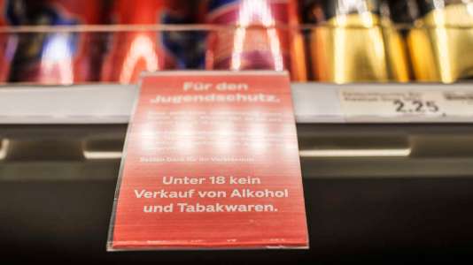 EINKAUFEN, EINKAUF, EINKAEUFE, LADEN, LAEDEN, EINZELHANDEL, COOP, SUPERMARKT, LEBENSMITTEL, LEBENSMITTELGESCHAEFT, GESCHAEFT, SCHILD, WARNHINWEIS, HINWEIS, UNTER 18, ALKOHOL, KEIN ALKOHOL, KEINE TABAKWAREN, TABAKWAREN, JUGENDSCHUTZ