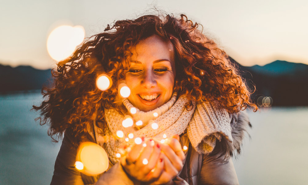 Frau fängt Glitzer ein. Dry January timeout new year Alkoholpause