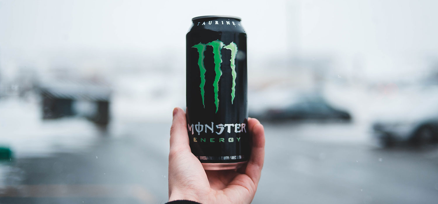 Hand hält eine Dose Monser Energydrink