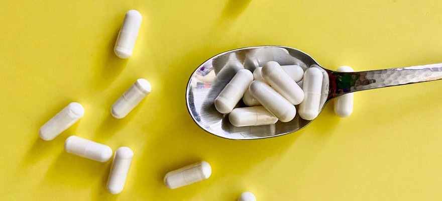 Löffel voller Medikamenten wie z. B. Tilidin