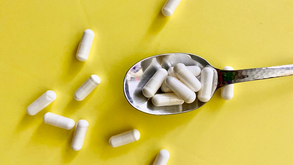 Symbolbild Löffel mit Medikamenten