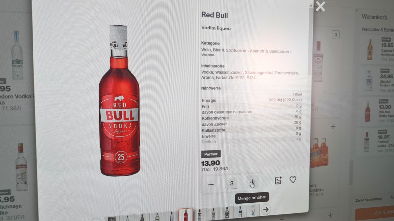 Eine rote Flasche Red Bull Vodka im Onlineshop der Migros