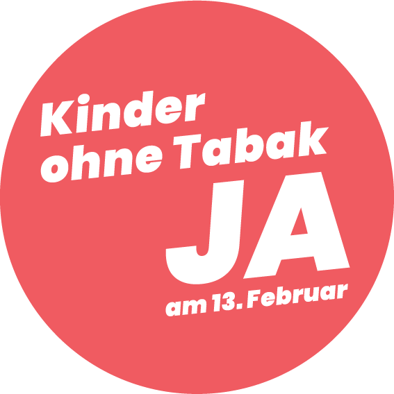 Roter Badge mit Abstimmungsparole "JA am 13. Februar zu Kinder ohne Tabak"