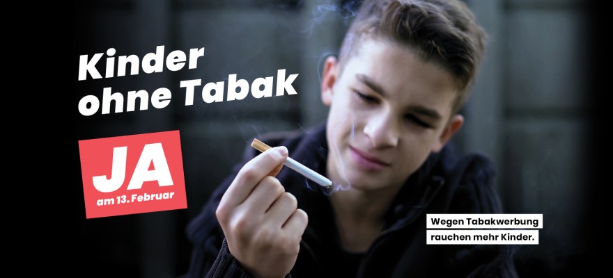 Jugendlicher hält eine rauchende Zigarette in der Hand. Darüber stehen die Slogans "Kinder ohne Tabak, JA am 13. Februar" und "Wegen Tabakwerbung rauchen mehr Kinder."